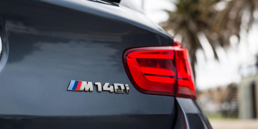 Логотип BMW M140i Performance Edition (F20) 2017 года  (AU) (фото 8 из 25)